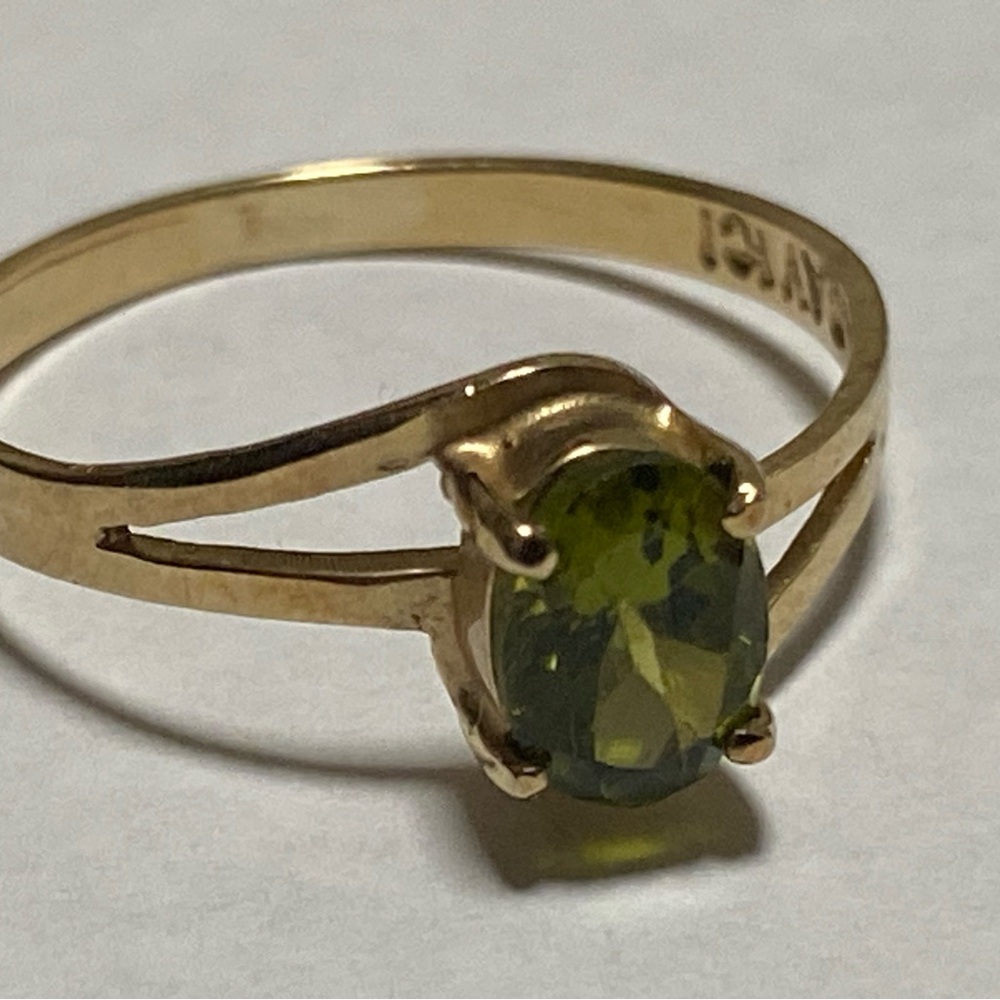 Green Peridot 10k Yellow Gold Ring size 7.5 - Picture 3 of 11